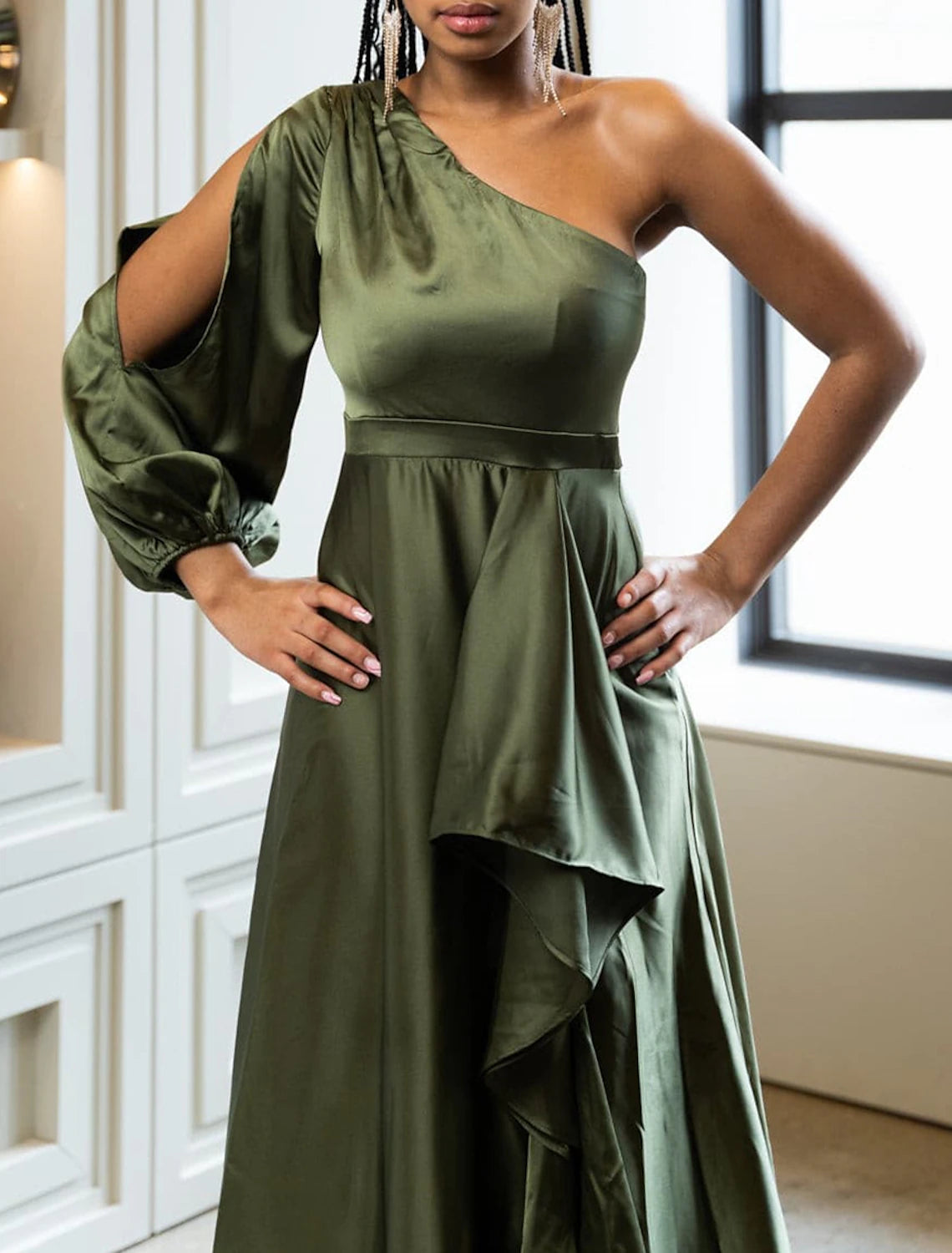 Abito da sera a trapezio, elegante, formale, natalizio, con strascico a ruota, manica lunga, monospalla, in raso con balze arricciate